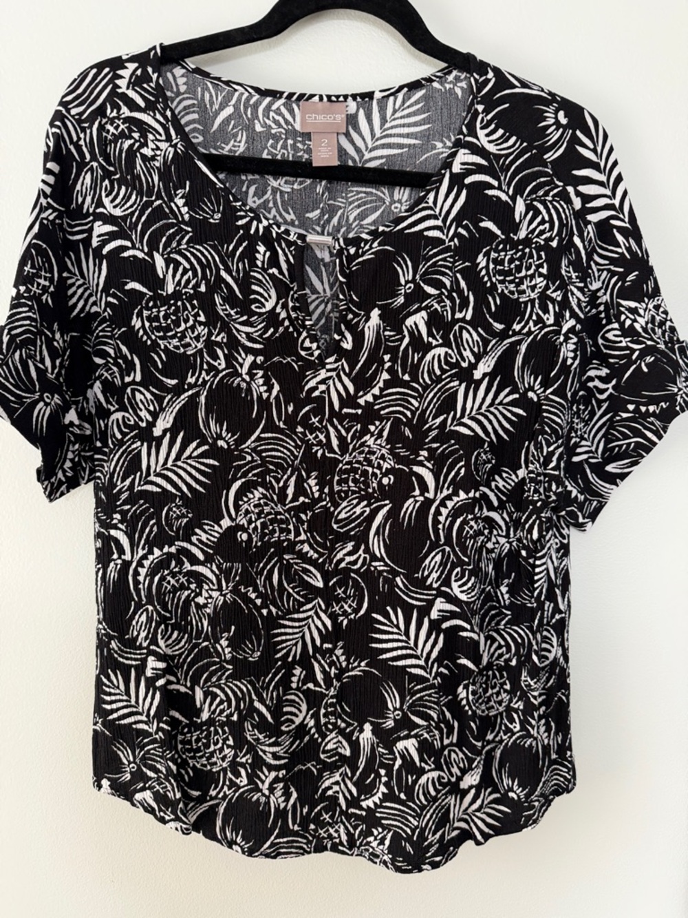 Chico's Black & White Tropical-Leaf Short Sleeve Top - size 2 (L)